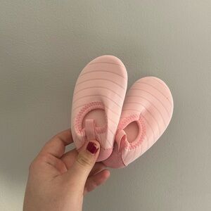 Robeez infant 4 Pink Striped water Shoes